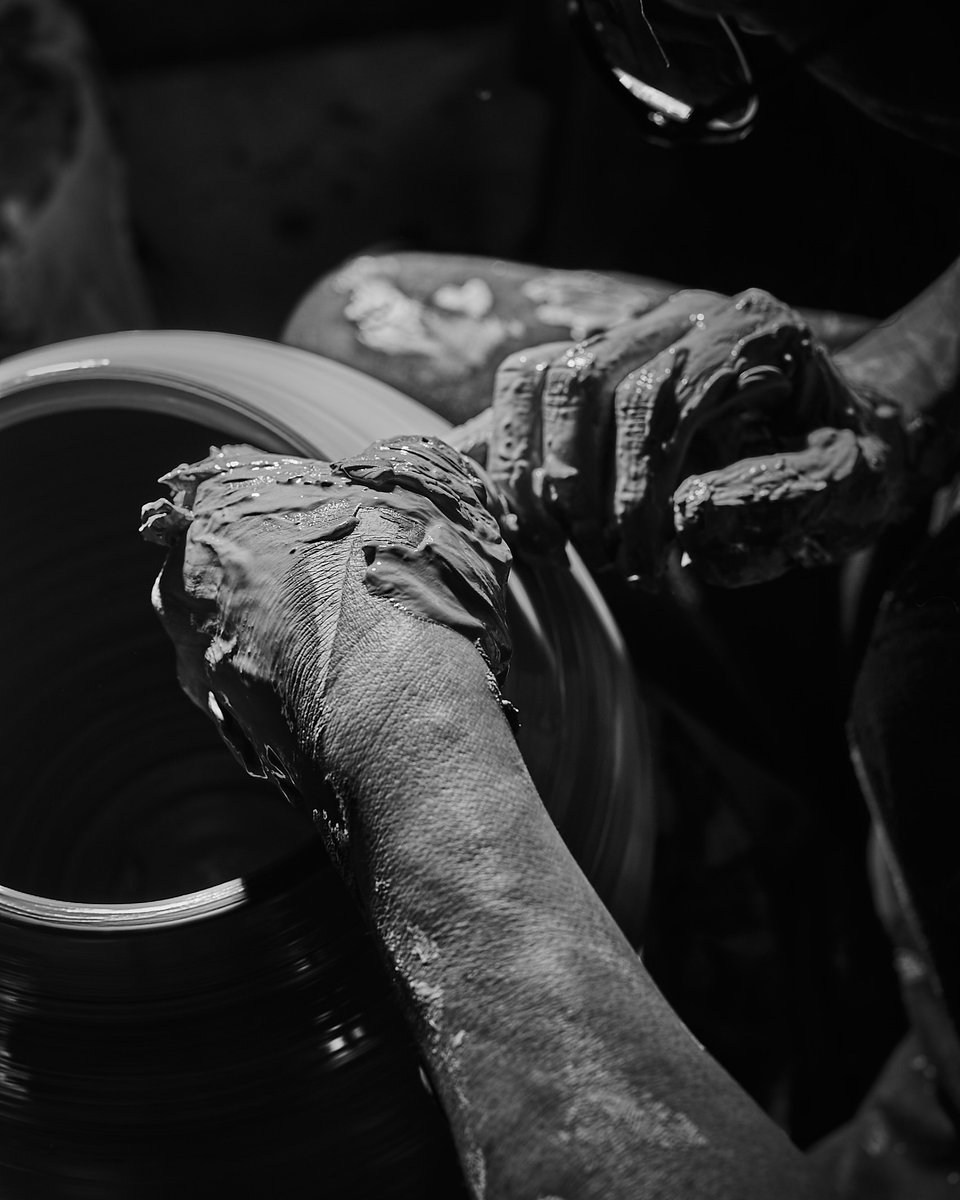 달항아리는 완벽함을 증명하려 애쓰지 않습니다. 자연스러운 자기 모습에 당당하고, 스스로를 인정하는 사람에게서 진정한 아름다움을 발견하는 것처럼, 달항아리를 볼 때 우리는 증명해야만 하는 삶이 아닌 자연을 닮은 온전한 존재의 가치를 느낍니다.
©APC