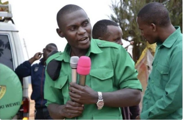 IAMartin_'s tweet photo. George Sanga na wenzake watatu walikamatwa 26.09.2020 kwa tuhuma za mauaji ya kada wa CCM, Emmanuel Mlelwa wakati wa kampeni za uchaguzi mkuu wa udiwani, ubunge na Urais, Njombe Mjini.

Hadi leo, George Sanga na watuhumiwa wenzake watatu wamefikisha siku 1,284 gerezani wakiwa hawajahukumiwa na mahakama yoyote ya Tanzania. Wamehamishwa magereza kadhaa hadi sasa. 

Kesi hii ilifunguliwa wakati Mkurugenzi wa Mashtaka akiwa Biswalo Eutropius Kachele Mganga (ambaye sasa ni Jaji wa Mahakama Kuu ya Tanzania). Mnamkumbuka? DPP wa mambo ya ‘plea bargain’

Taarifa iliyotolewa na Ofisi ya Taifa ya Mashtaka na kusainiwa na Mkurugenzi wa Mashtaka, imewataja watu hao kuwa ni Thadei Walter Mwanyika, George Sanga, Optatus Nkwera na Goodluck Oygen Mfuse.

Washtakiwa hao ni; Thadei Walter Mwanyika (alikuwa mgombea udiwani kata ya Utalingolo, Njombe), George Sanga (alikuwa Katibu wa CHADEMA Njombe Mjini na mgombea udiwani  - Ramadhan, Njombe)

Optatus Nkwera (alikuwa ni katibu mwenezi CHADEMA Kata ya Ramadhani - aliyokuwa mgombea George Sanga), na Goodluck Oygen Mfuse (mwananchi wa kawaida mkazi wa Njombe Mjini).

12.02.2024 Mkurugenzi wa Mashtaka (DPP) aliwasilisha mahakamani hati ya kutokuwa na nia ya kuendelea na kesi hiyo ya George Sanga na wenzake watatu na wakaachiwa huru na Mahakama Kuu.

Jeshi la Polisi Iringa likawakamata tena na Mkurugenzi wa Mashtaka (DPP) akawafungulia upya mashtaka yale yale ambayo aliyaondoa mahakamani kwamba hana nia ya kuendelea na shauri hilo.

Kesi hii ya George Sanga imekuwa ikipigwa kalenda na danadana nyingi sana upande wao. Haipangiwi tarehe na siku ya kusikilizwa na ikipangwa inahairishwa kwa sababu zisizo na msingi wowote.

Kesi ikapangwa kuanza kusikilizwa Mahakama Kuu Kanda ya Iringa mfululizo. Ikapangiwa tarehe 04.03.2024. Leo hito siku imefika, Mahakama Kuu kanda ya Iringa imeahirisha tena kusikiliza kesi hiyo.

Kesi hiyo ya Jamhuri dhidi ya George Sanga na wenzake watatu imehairishwa Mahakama Kuu leo 04.03.2024 hadi hapo itakapo pangiwa tarehe nyingine ya kusikilizwa. Inasikitisha na kushangaza.

George Sanga amekuwa diwani katanya Ramadhan, Njombe na amekuwa mwenyekiti wa Baraza la Vijana wa CHADEMA mkoa wa Njombe hadi anakamatwa. Hili ni shambulio letu sote wanachama wa CHADEMA. 

Baada ya kukamatwa, George Sanga na wwnzake watatu wameteswa sana, wamepigwa sana na kuumizwa sana ili wakiri kuhusika na mauaji ya kada huyo wa CCM. Walisaini maelezo ya onyo kwa kipigo.

Pamoja na yote hayo, bado kesi ya George Sanga na wenzake inaendelea kupigwa danadana tu. Tunauliza, serikali kama hamuwezi kuthibitisha tuhuma mlizotunga wenyewe, kwanini msiwaachie huru?

Moja kati ya masharti muhimu na makubwa ya CHADEMA katika meza ya maridhiano ilikuwa ni suala la ‘lazima’ watu wetu wote waliokamatwa kwa sababu zozote zile za ‘kiuchaguzi’ waachiwe huru haraka.

Kuhusu kesi ya George Sanga na wenzake tukaelezwa na serikali katika maridhiano yale kwamba ushahidi wa kesi yao upo kamili na mahakama itaamua hivyo kesi yao isiondolewe mahakamani. Tukakubali.

Hizi danadana za kazi gani? Kama ushahidi umekamilika, kwanini waendesha mashtaka wanazunguka tu? Ni wazi hawana ushahidi wa mashtaka yao. Muachieni huru George na wenzake.

Nasisitiza, kama upande wa Jamhuri mmeshindwa kabisa kuthibitisha tuhuma zenu dhidi ya washtakiwa hawa, waachieni huru. Ondoeni kesi mahakamani haraka sana. Ni siku 1,284 mnambwela-mbwela tu.

NB; picha ya kulia ni kada wa CCM, Emmanuel Polycup Mlelwa anayetajwa kuuwawa na George Sanga na wenzake kwa kunyongwa hadi kufa baada kutekwa 20.09.2020 wilaya na mkoa wa Njombe. 

Brigedia Mtikila, MMM.