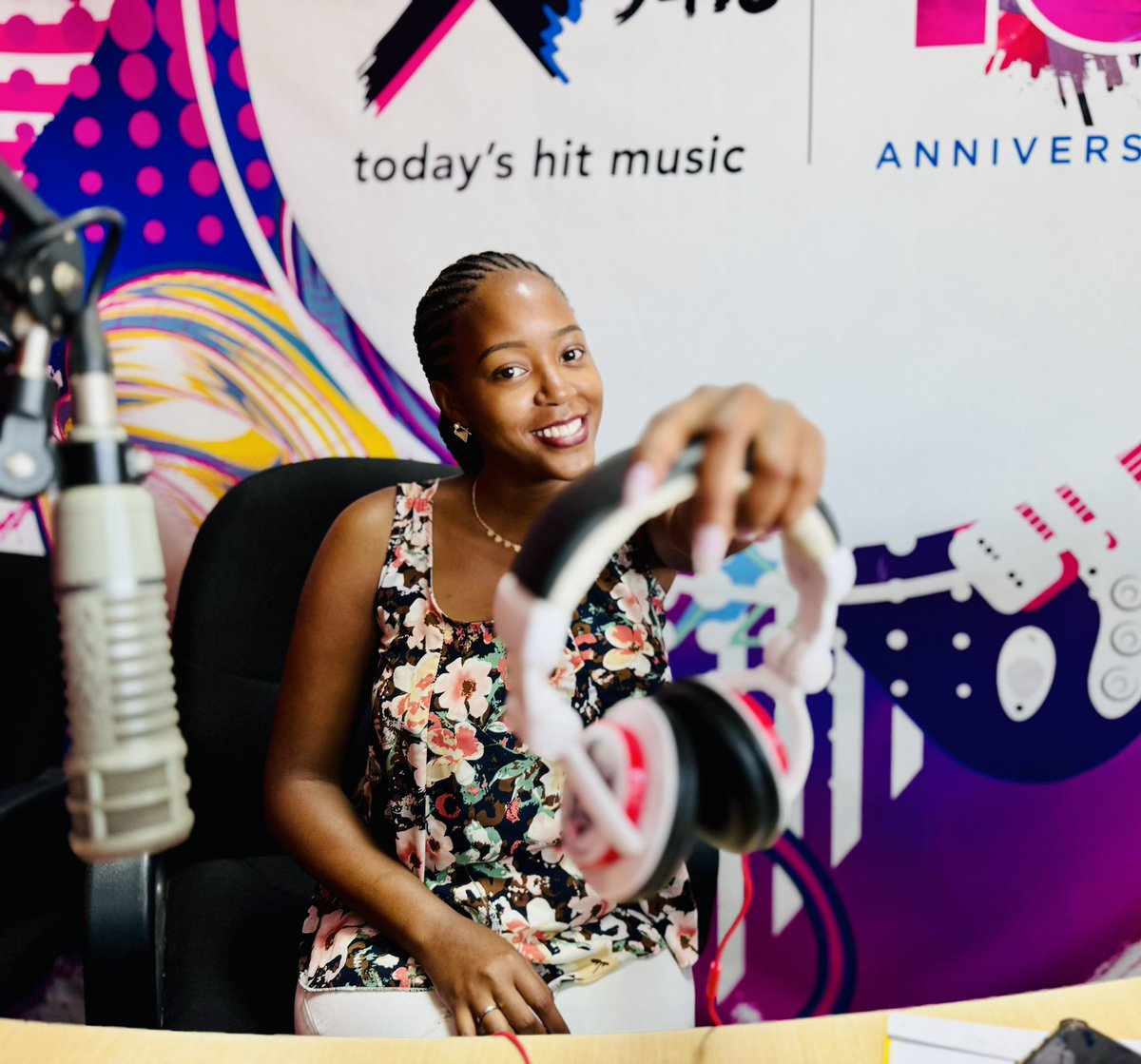 XfmUG's tweet photo. Are you #TeamMakeup or #TeamNatural?
When should we start slaying with our face beat?💄💁♀️ Join the debate inspired by @LydiahJazmine’s story on the Shuffle with @iamguhiiiiiii.
Share your thoughts and tune in for the juicy discussion!
#TodaysHitMusic https://t.co/obBCVWSZox