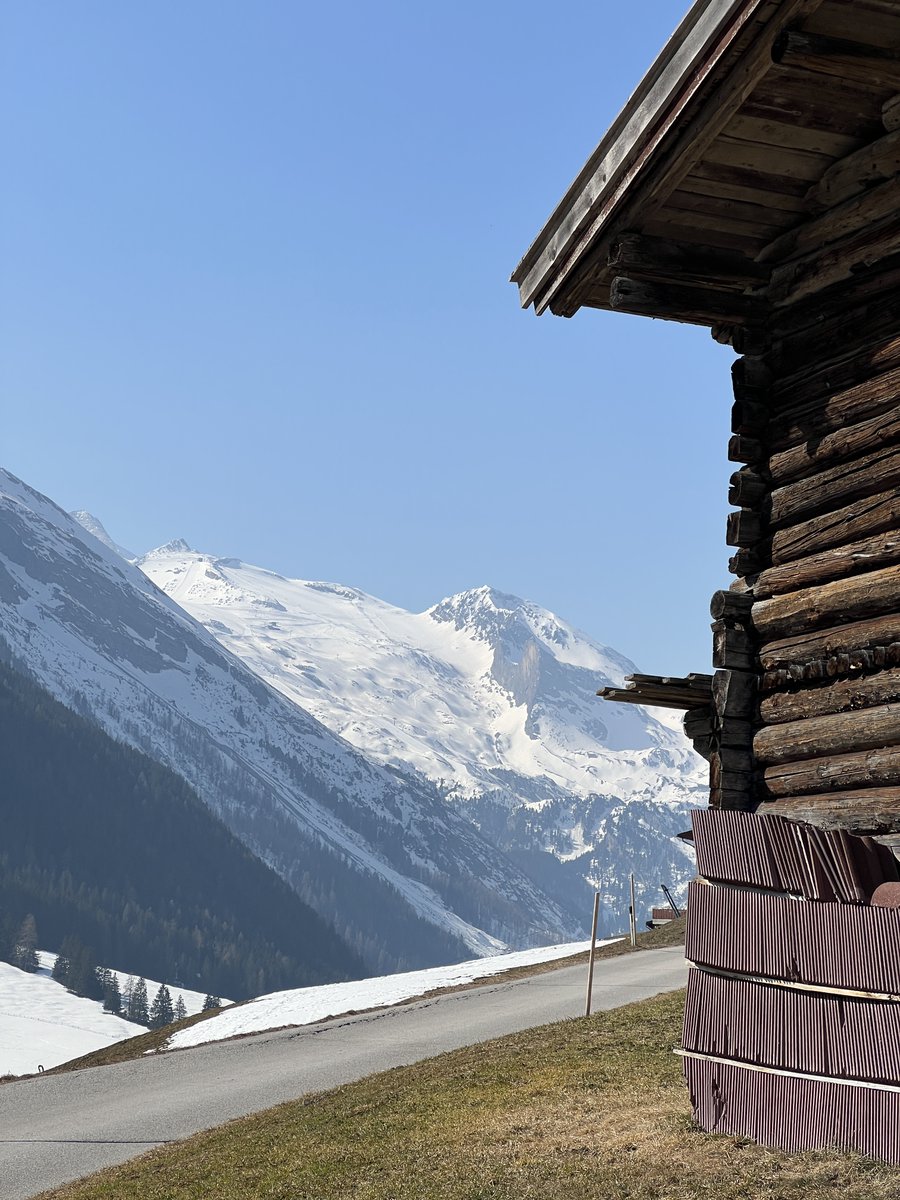 Sonnenskilaufzeit im Tuxertal✨⁠Am Berg herrschen ideale Bedingungen beim Sonnenskilauf, während im Tal der Frühling erwacht ... 🌷🙌⁠
#tuxfinkenberg #lovetux #stammgast