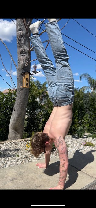 Trying to work on a handstand https://t.co/1jiDeh71e8