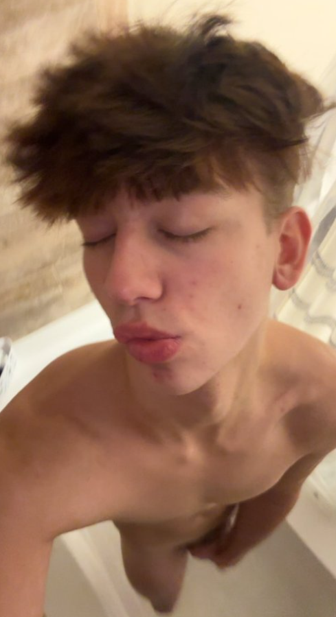 h_twink1's tweet photo. Looking for a shower buddy, rt if you are available https://t.co/pEtmmfSmBp