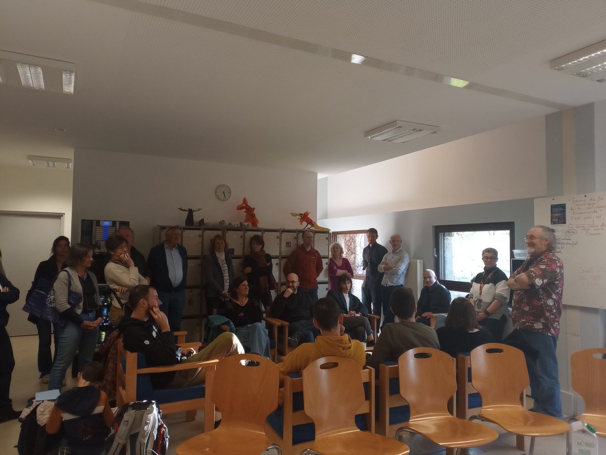 Au revoir à notre collègue, qui a enseigné à Pasteur depuis 1991, après avoir été instituteur, qui a fondé les CHAAP, et s'est investi avec force dans l'EAC de tous. Une retraite bien méritée !Merci infiniment à lui !