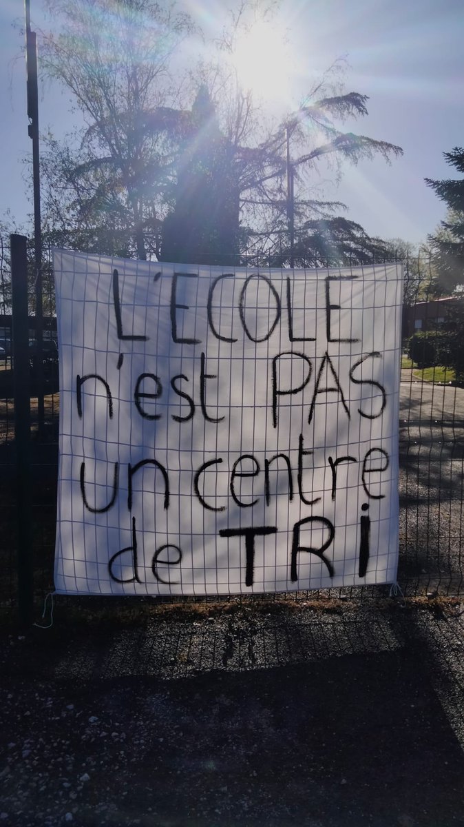 Actions ce #2avril contre le #ChocDesSavoirs : au collège de Lavaur, plus de 50% de grévistes qui affichent en liaison avec les parents. Nous ne trierons pas les élèves !