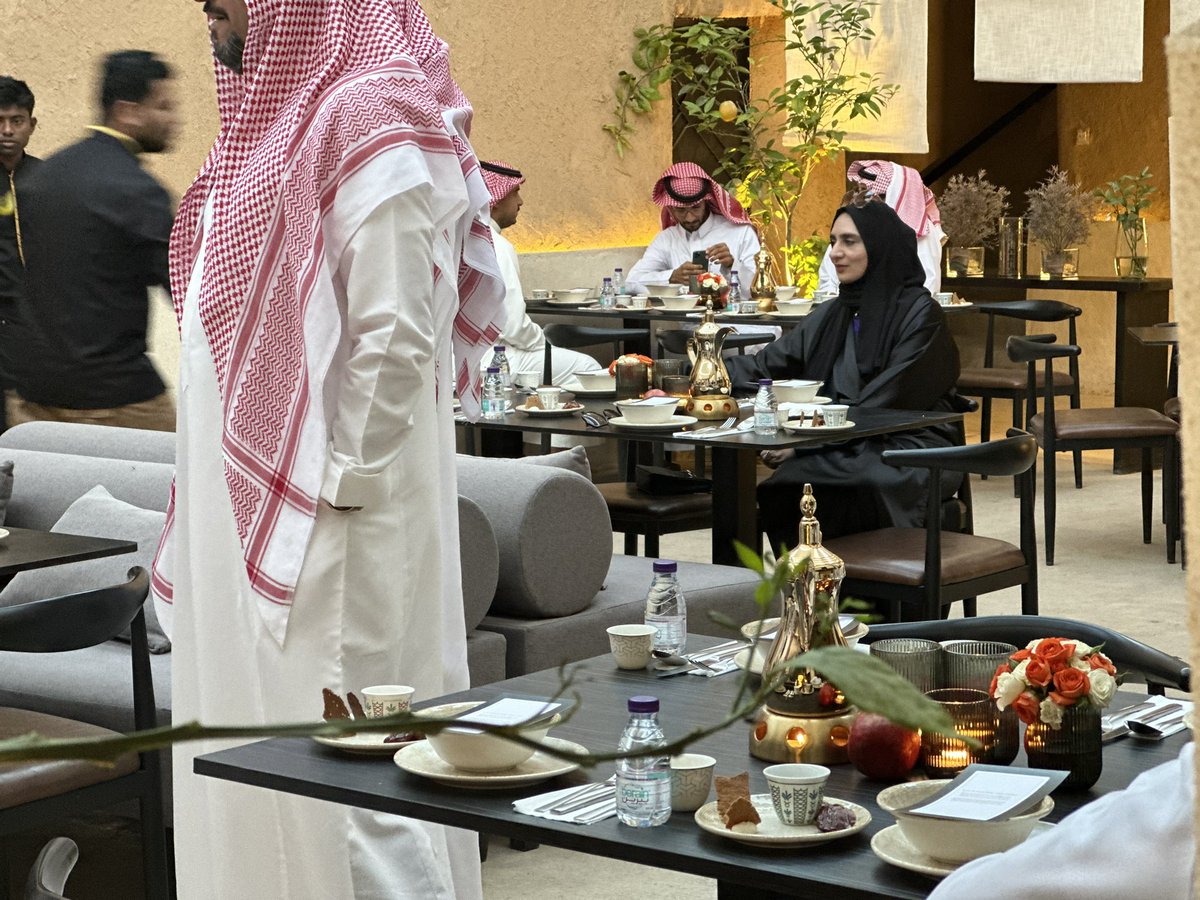 بأجواء رمضانية ساحرة ارتسمت بروح عائلة مليئة بالمحبة والمودة. 
اجتمعنا على مائدة الإفطار وذلك في إطار تعزيز التواصل بين فريق القيادة والزملاء في مختلف الإدارات واحتفالاً بشهر رمضان المبارك ، ادامه علينا بالمغفرة والمسرات. 🌙
