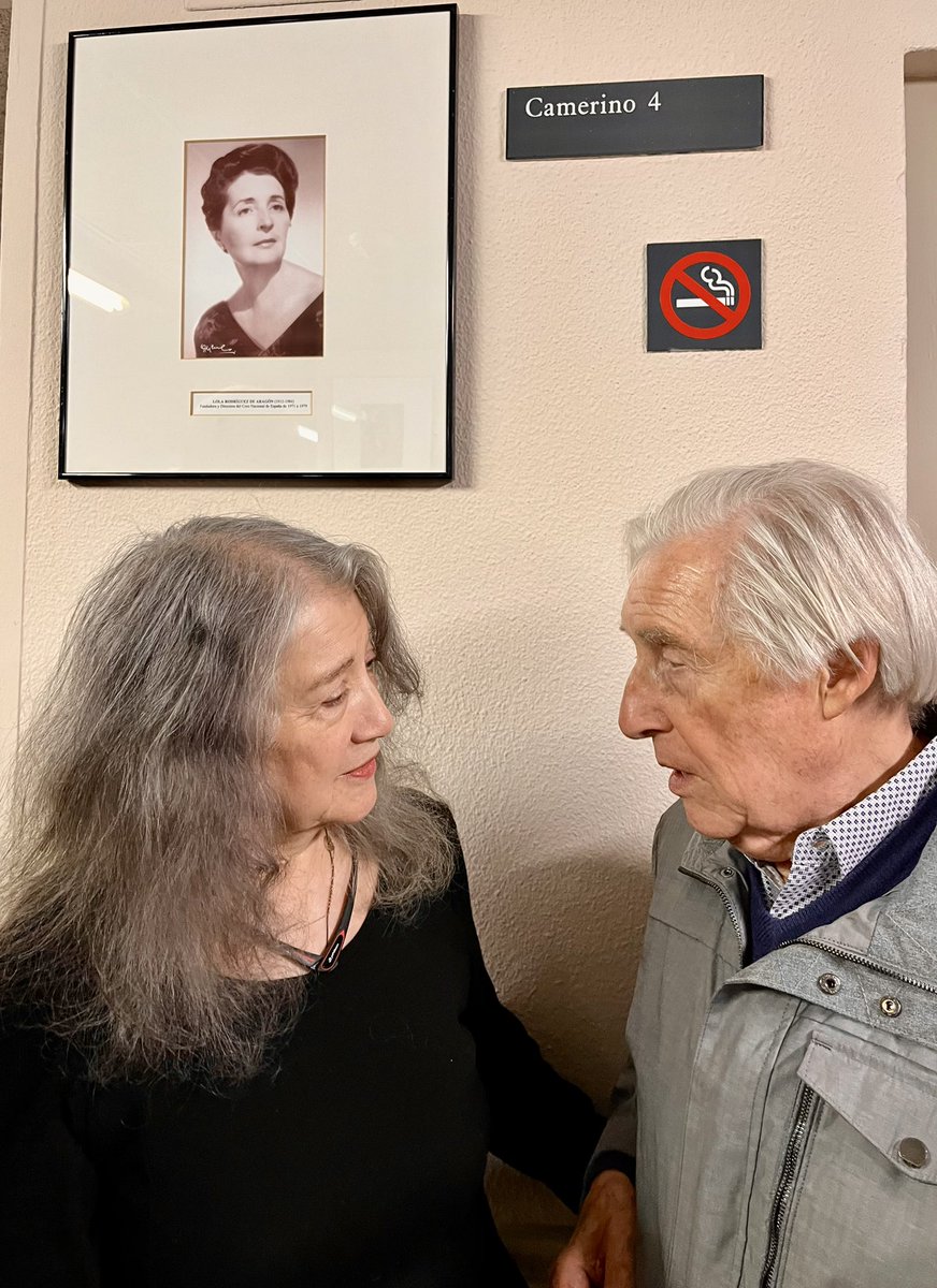 Precioso concierto anoche en el ciclo de la <a href="/FundScherzo/">Fundación Scherzo</a> con el habitual dúo pianístico formado por dos enormes artistas argentinos: <a href="/argerich_martha/">Martha Argerich</a> y #NelsonGoerner. Noches así, consiguen que uno siga creyendo que la MÚSICA es una vivencia total!
En la foto Martha con Achucarro