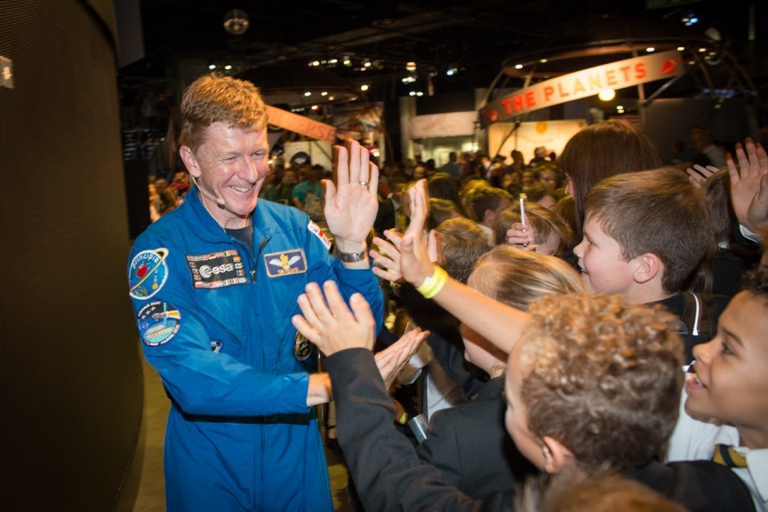 Happy birthday to @astro_timpeake!🎂 We've been lucky to have Tim visit us before, and to even display his spacesuit in our galleries. Share your birthday wishes for Tim below! ⬇️