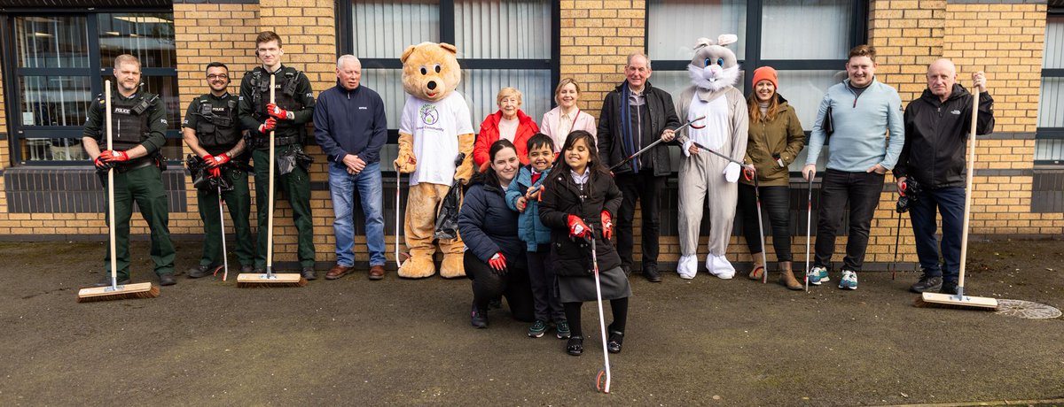 Castle Neighbourhood Policing Team were pleased to attend the Grove Community Housing Association for a community clean up and a Easter event. Thanks to Belfast PCSP for providing refreshments at the event! #KeepingPeopleSafe