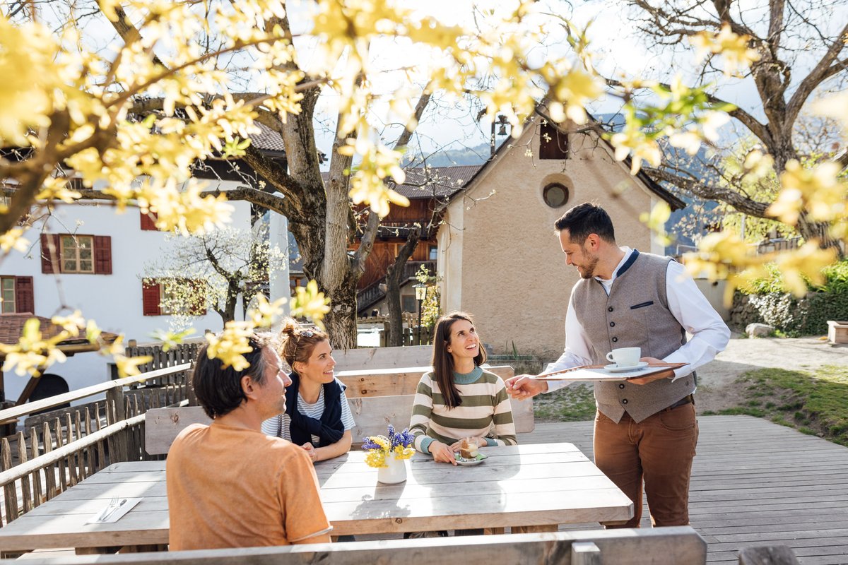 Non perderti Gusto di Primavera a Chiusa🌼 🌿 Mercatino delle erbe a Velturno: 27.04.24 🥘 Settimane culinarie: 27.04.24 - 31.05.24 🍇 Dal Viticoltore: 04.05.24 🪵Arte al Sentiero del Castagno: 14.05.24 - 19.05.24 🥂Sabiona a Chiusa: 25.05.24 klausen.it/it/vacanze-in-…