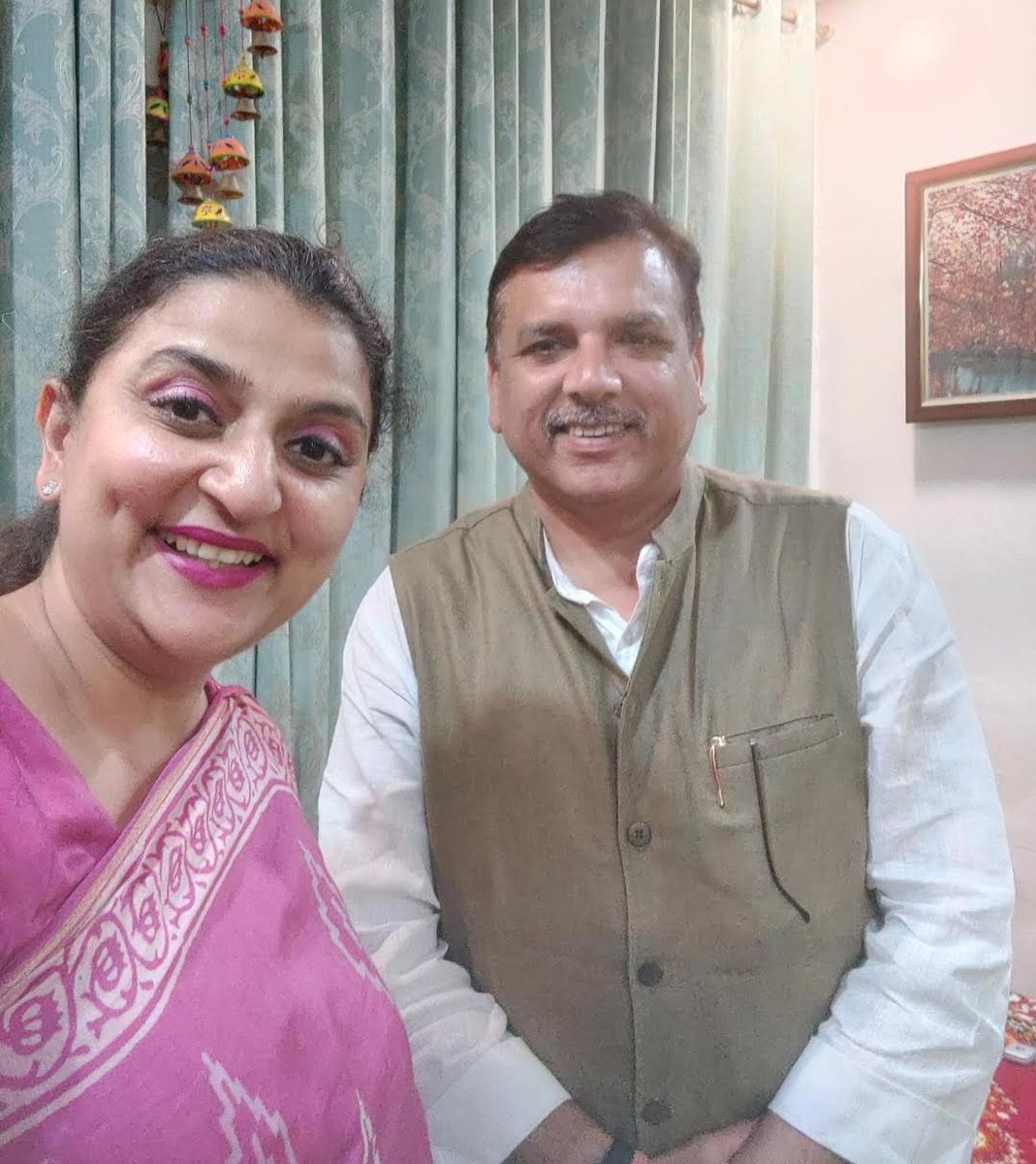 Drsarika005's tweet photo. ईश्वर कृपा से @AamAadmiParty की बुलंद आवाज संजय सिंह रिहा हो गए हैंl @SanjayAzadSln अब I.N.D.I.A गठबंधन और मजबूती से आजादी की दूसरी लड़ाई लड़ेगाl 
#लड़ेंगे_जीतेंगे  🇮🇳💪🏻💪 https://t.co/3QQH8z2bqC
