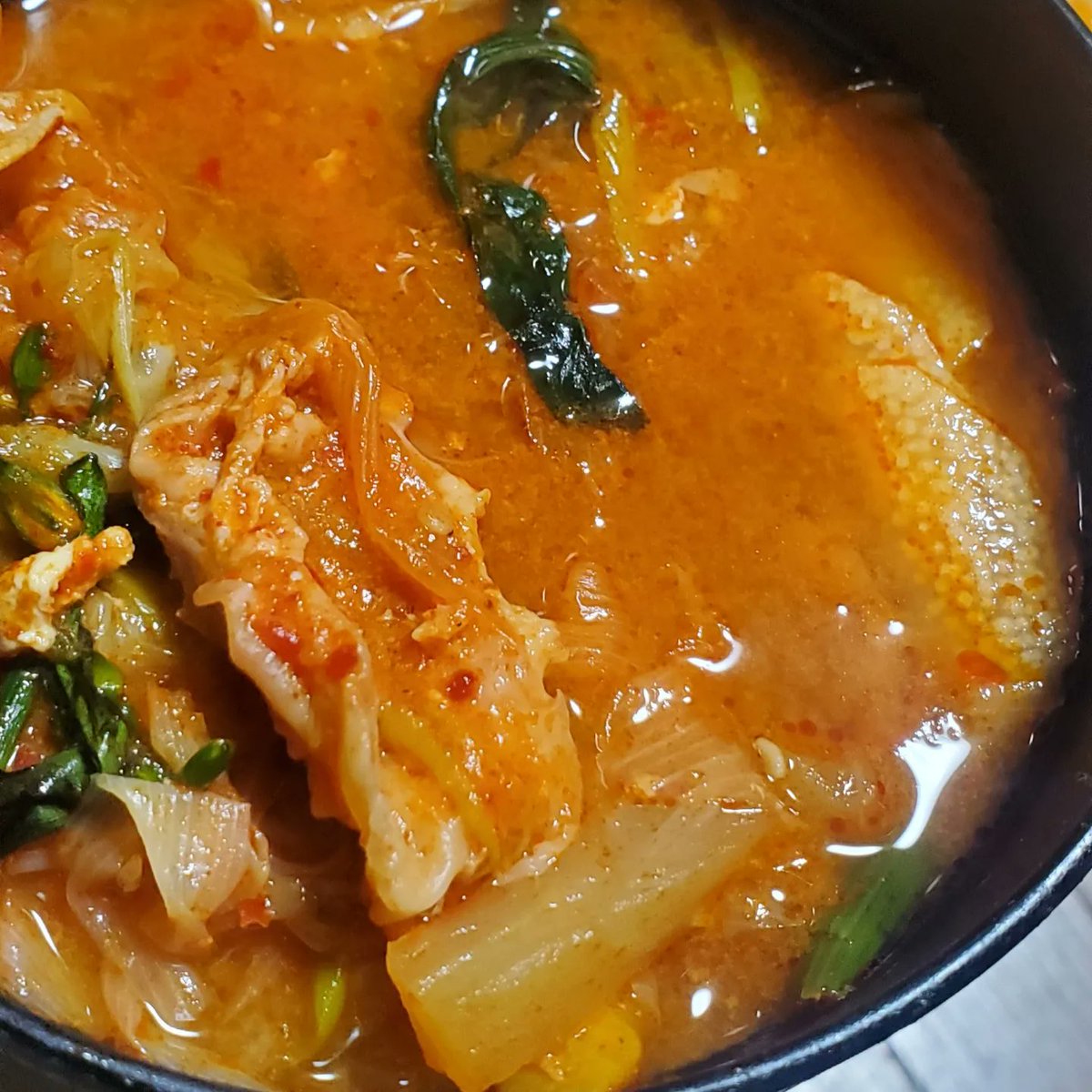 origoro's tweet photo. キムチの汁にたまごかけご飯。

なんとなく悲しくなるけど幸せな夕餉。 https://t.co/njD2YXkpG1