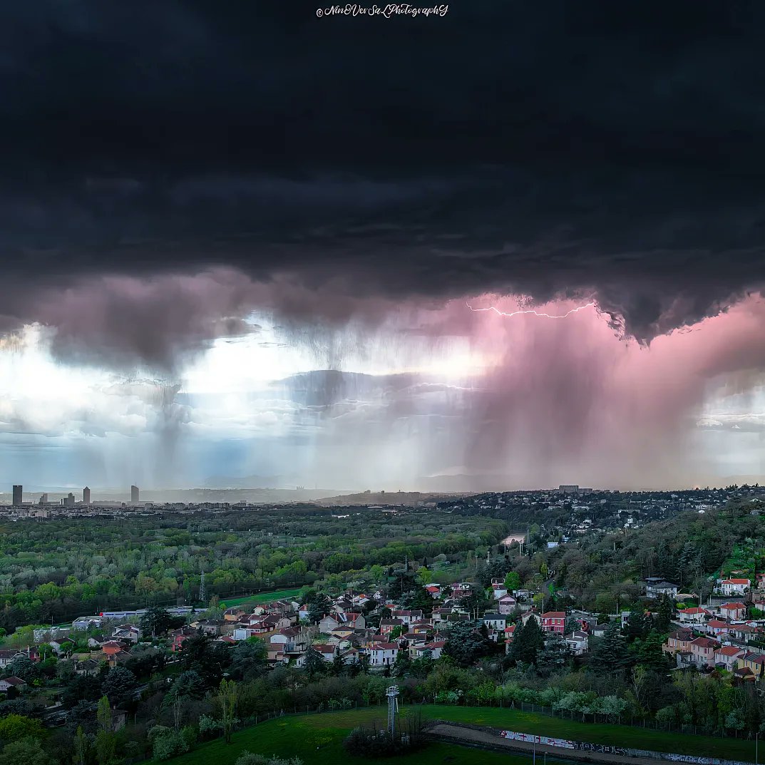 ' Coup de foudre à Lugdunum 🦁' Par © Ninoversalphotography (Instagram/Facebook) #Lyon #picoftheday #pictureoftheday #photooftheday #photography #orage #foudre #storm #StormHour #Lightning
