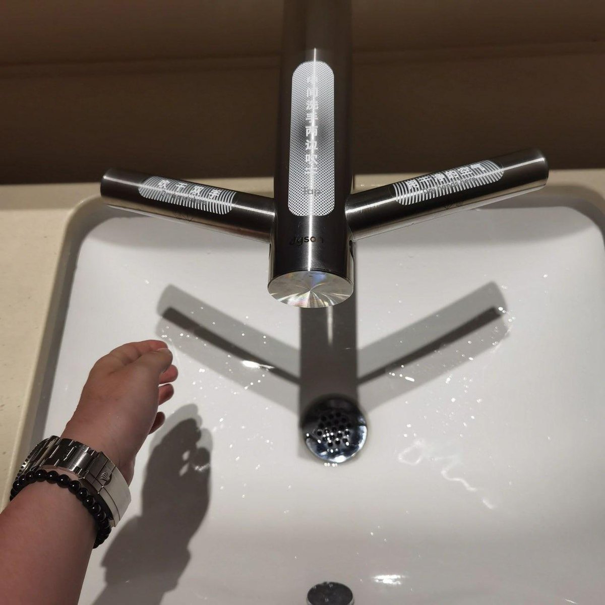 还在担心钱不够花？花呗借呗怎么还吗 ？缺钱联系我我带您赚钱！0投资0风险跟着操作就行，花点时间，就会有收入！看到此条推文的截图私发我领取红包，想赚钱的可以一样私聊我。