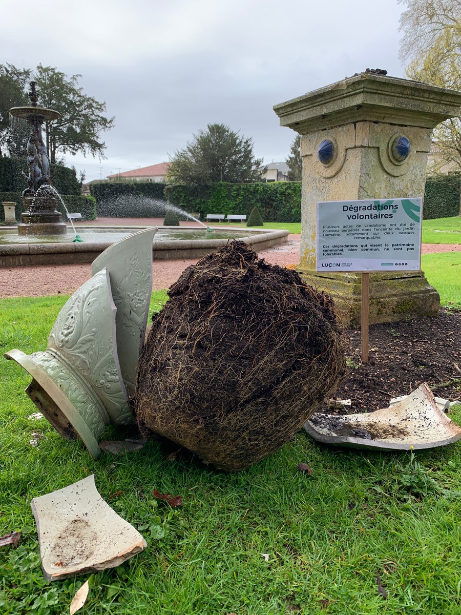 tlsv85's tweet photo. 🔴#faitdivers #Luçon. 2 semaines après des dégradations volontaires, le jardin Dumaine a été une nouvelle fois la cible d'actes de vandalisme.
Hier, les dernières vasques situées à proximité du bassin octogonal ont été cassées. 
🎥🎤A voir ce soir sur https://t.co/ekFmDSYyDE https://t.co/CjqGnNVCel