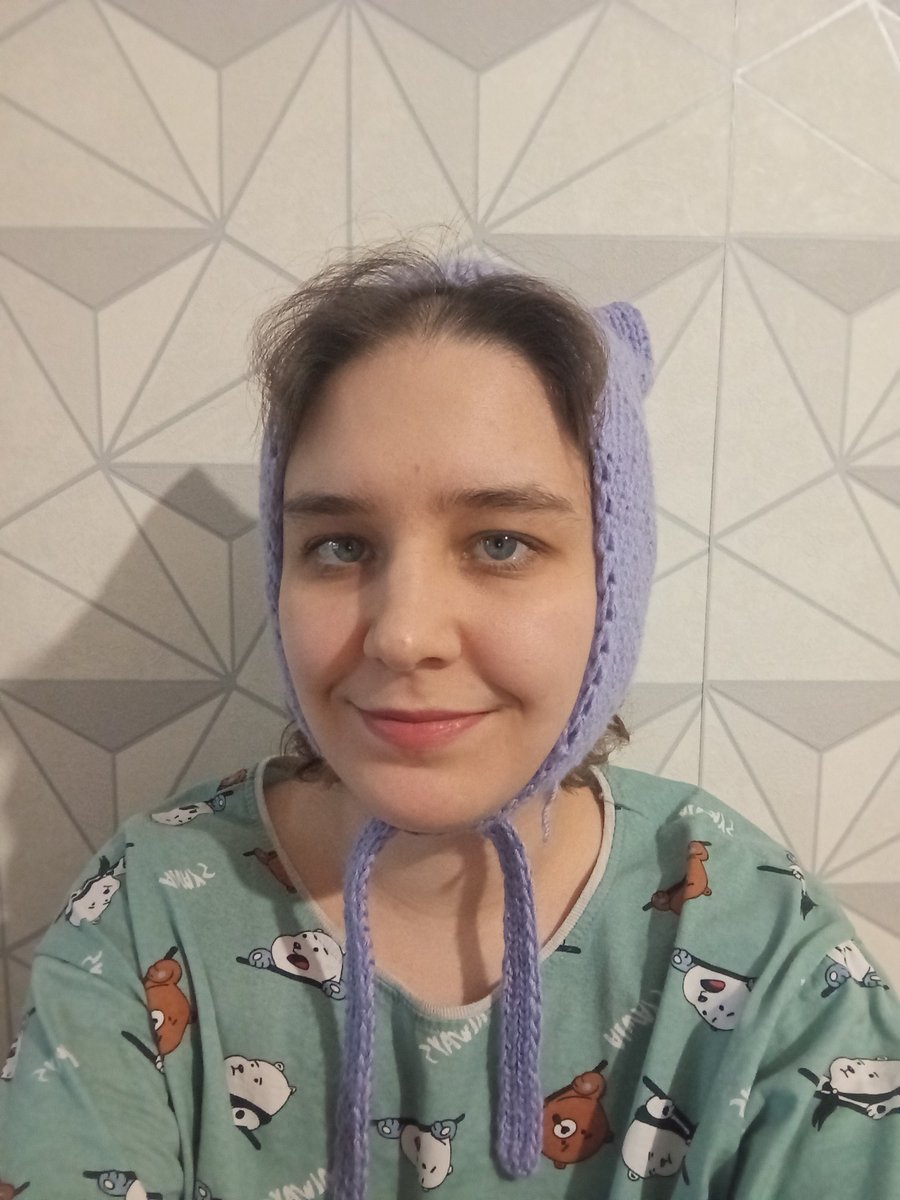 Мама связала мне хайповый чепчик с ушками