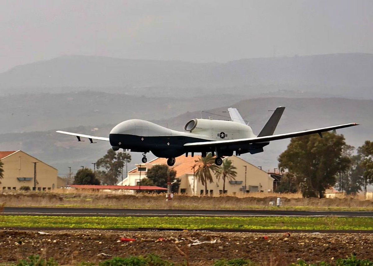 ITALIA IN GUERRA

Gli Stati Uniti hanno schierato un UAV MQ-4C Triton presso la base aerea di Sigonella in Italia.

Si tratta del primo impiego di una versione marittima del veicolo aereo senza pilota in Europa.

'Triton' è equipaggiato con le più moderne attrezzature da…