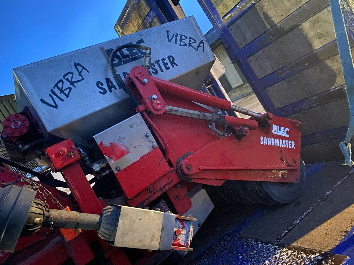 EcosolTurfcare's tweet photo. An early start loading kit for our works this week. Here's hoping the weather plays ball. #johndeere #TallisAmosKemble @tallisamosgroup #sandmaster #JCB https://t.co/AGta0IKHkL