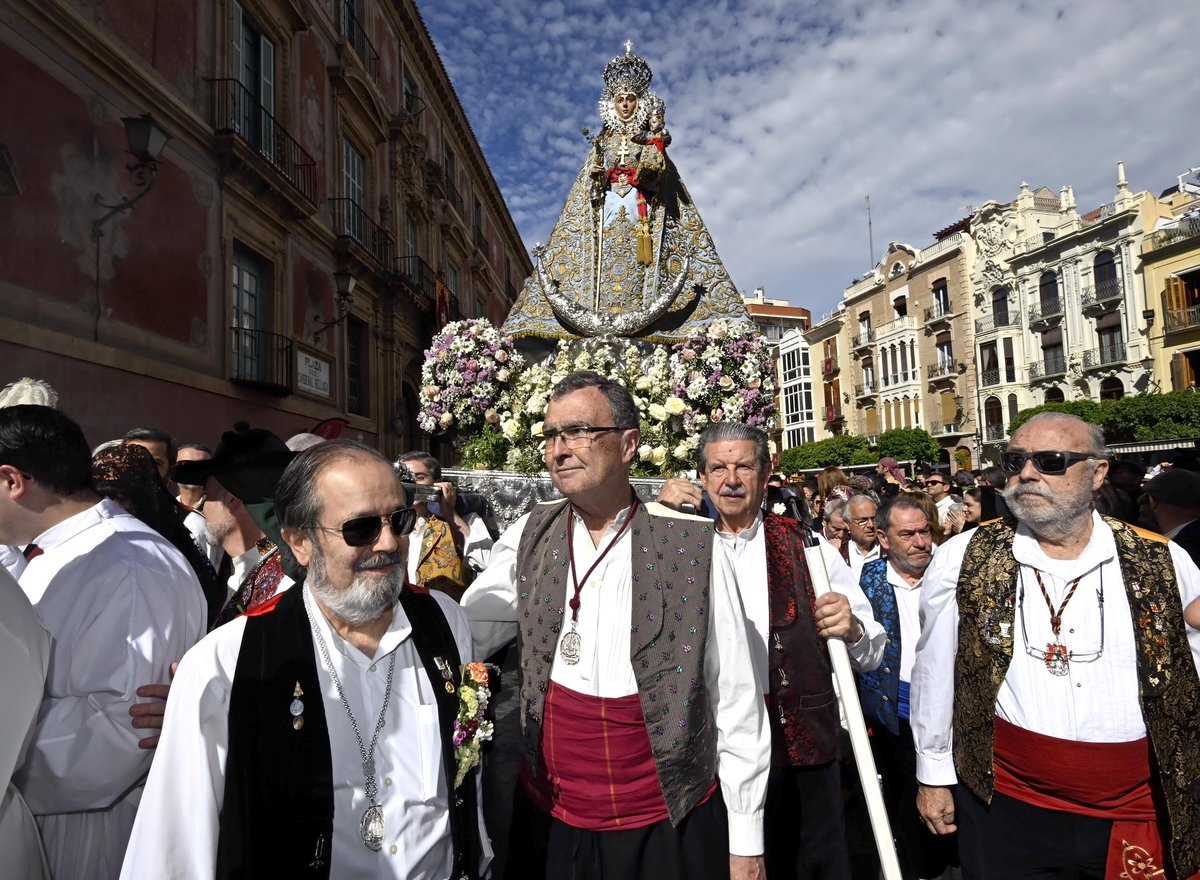 Murcia a los pies de la Virgen de la Fuensanta. 

Comienza el Día del Bando de la Huerta con la Misa y la procesión en honor a la patrona de la ciudad. 

#FiestasDePrimavera 
#LaPrimaveraesmurciana
