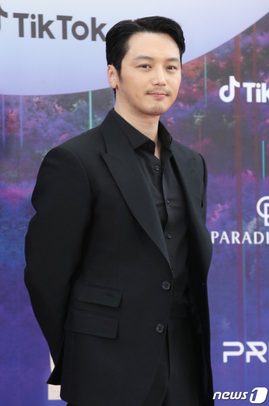 kelimelerciplak's tweet photo. #ByunYoHan'un, Park Min-kyu tarafından yazılan popüler bir romana dayanan ve çirkin kadınlara takıntılı bir adamın aşk hikayesini anlatan yeni film #PavaneForADeadPrincess'ta başrolde olacağı bildirildi.

Mayıs ayında çekimlere başlaması planlanıyor. https://t.co/Use2URUlHf