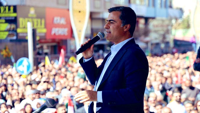 Abdullah Zeydan diğer adaylar gibi tüm şartları yerine getirmiş ve Van Belediye Başkanlığına adaylığını koymuştur. Yüksek Seçim Kurlu sayın Zeydan’ın adaylığını kabul etmiş ve Abdullah Zeydan büyük bir oy farkı ile #Van halkının Belediye Başkanı olmuştur. Sayın Zeydan’ın…