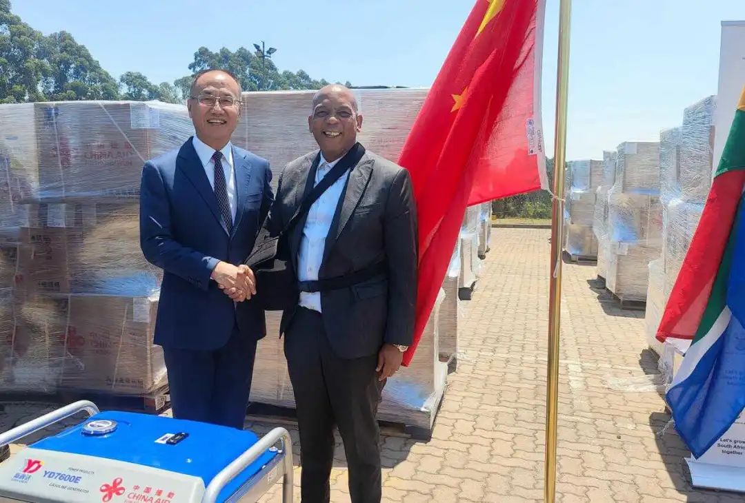 The handover ceremony of the first batch of China-aided emergency power equipment to South Africa was held recently in Pietermaritzburg, South Africa. China will strengthen cooperation with South Africa to facilitate the timely arrival of subsequent power equipment.