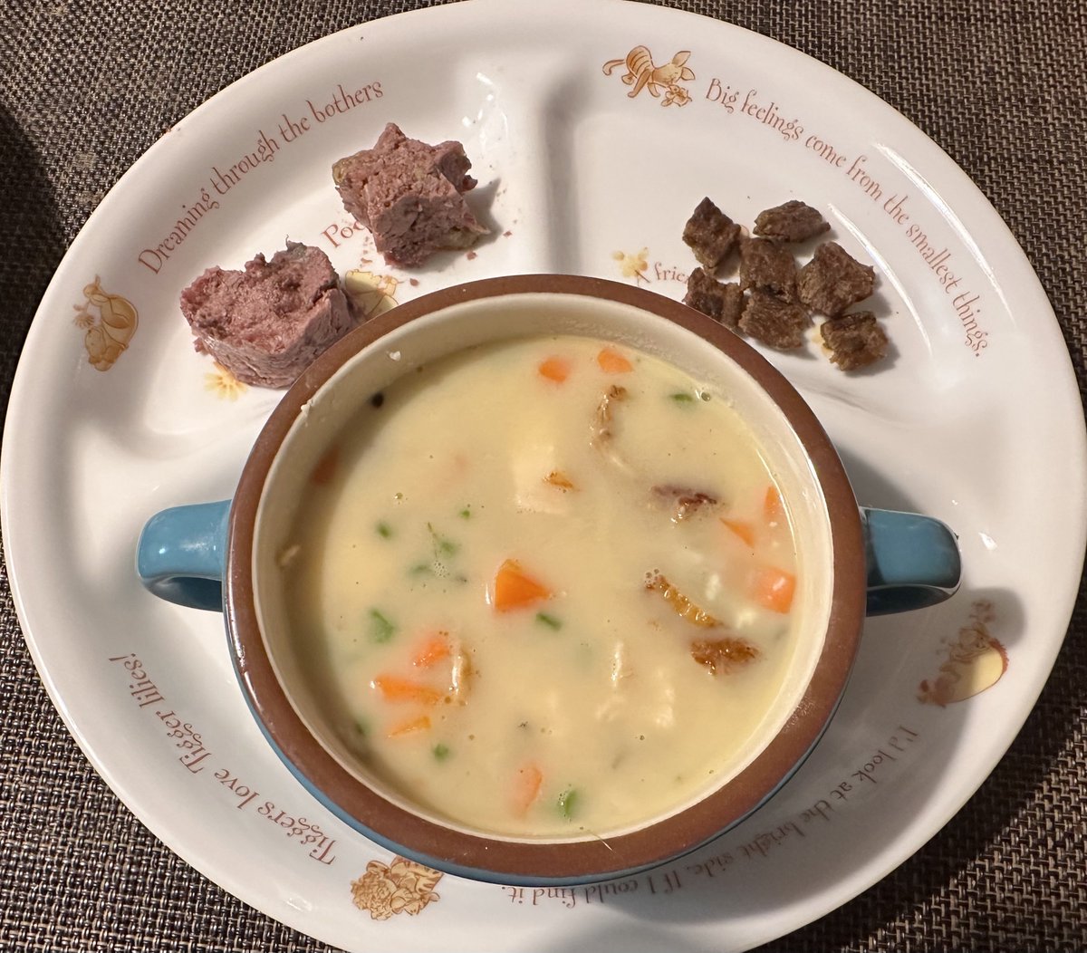 aquawan01's tweet photo. ホワイトシチュー風、なので牛乳は入ってない総合栄養食のレシピ。
おいしそうに食べてくれてよかった😊
#dconedish
#犬のさしすせそ https://t.co/8tJvFmZ0Sy