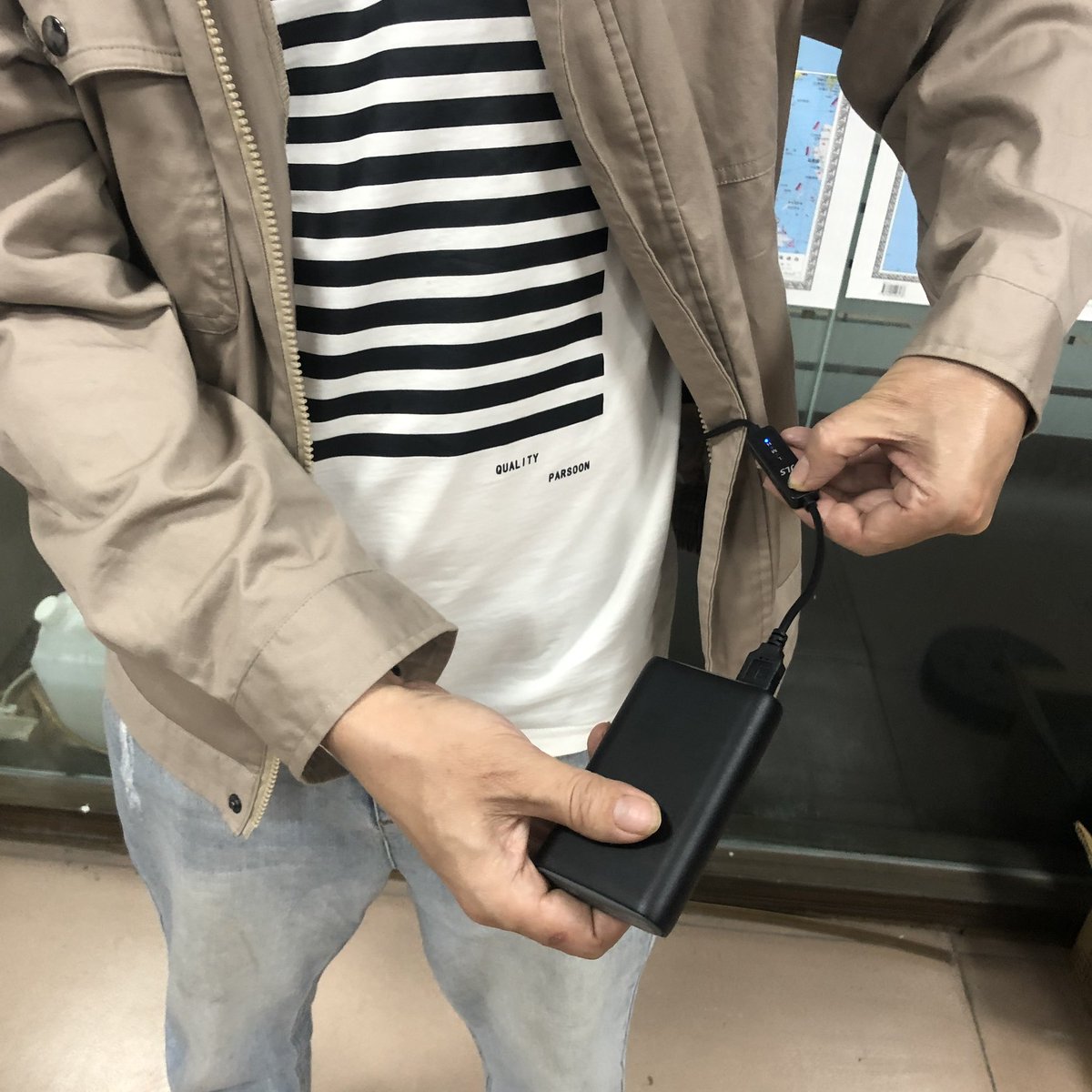 Stay refreshed and comfortable during outdoor activities this summer with a cooling fan jacket, offering revitalizing airflow.