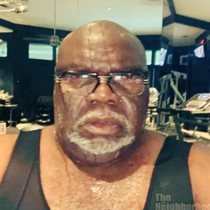 Mananzi03's tweet photo. T. D Jakes watching the cops raid Diddy's house.

#TheANC
#TDJakes
#Diddy
#DeGea https://t.co/p68vE9bZkj