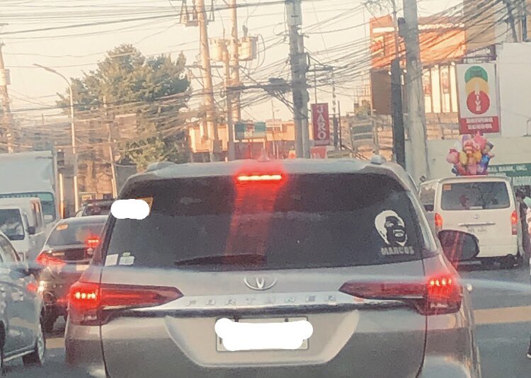 Good vibes muna 😁

Nakakatuwa naman makakita ng ganito sa daan, Isang patunay na marami pa ding patuloy na nagmamahal at sumusuporta sa Pangulo. ✌🏻❤️