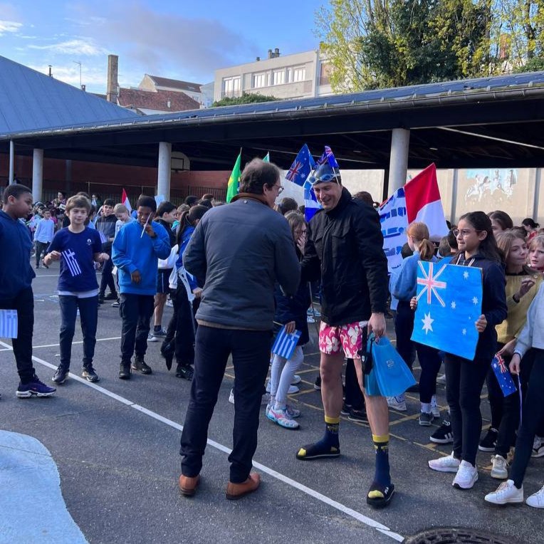 Lancement de la Semaine #Olympique et #Paralympique à l'école Camus de @villederueil avec ma suppléante @ValerieCordon et de l'adjointe au Maire chargée de l'éducation M. Mayet. Sensibilisation à l'inclusion, activités, course d'orientation : coup d'envoi d'une semaine unique !