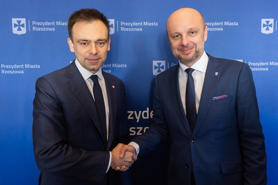 Dziękuję Panu Ministrowi Finansów @Domanski_Andrz za oficjalną wizytę w rzeszowskim ratuszu. W ciągu ostatnich 8 lat nie było na to szans. Dlatego tę wizytę traktuję bardzo symbolicznie. Zwłaszcza, że spadek dochodów PIT dla Rzeszowa w latach 2020-2024 to ok. 354 mln zł