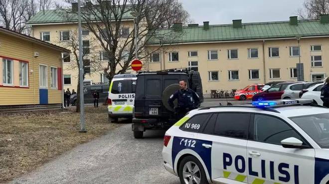 #EsNoticia tres menores heridos en un tiroteo en un colegio de Finlandia 🇫🇮. ➡️ Las fuerzas de seguridad han logrado detener al presunto autor de los disparos, un niño de entre 12 y 13 años.