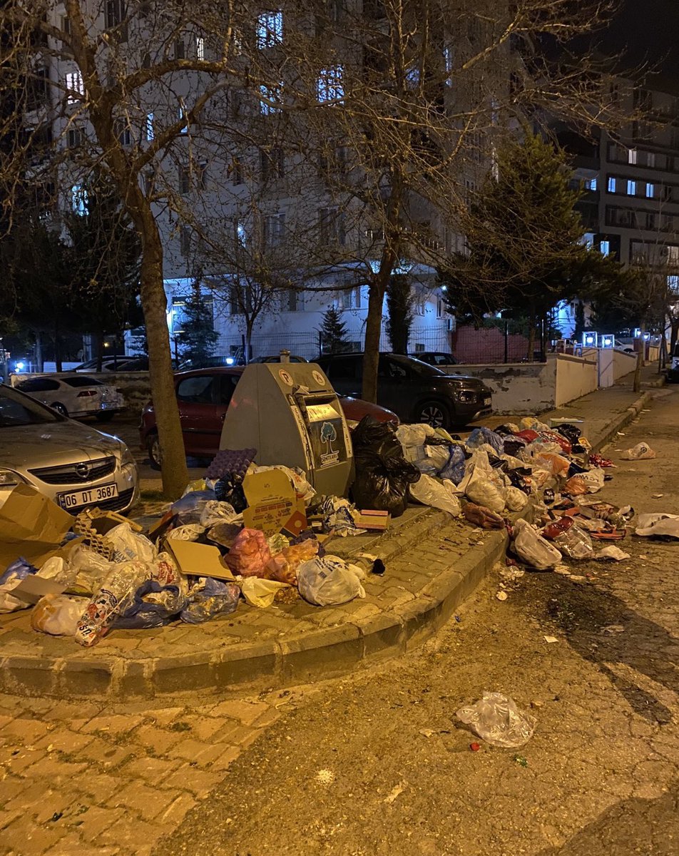 Şehitkamil Belediyesi AKP’den CHP’ye geçince çöpler toplanmamaya başlandı. Bunların derdi hiçbir zaman halk olmadı. Tek dertleri vardı o da koltuk. Bu rezilliğe iyi bak #Gaziantep.