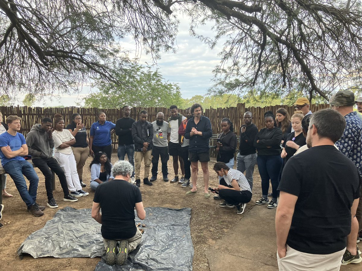 First day of the #ISAfrica lithic workshop at Florisbad Palaeolithic site (Free State, South Africa), let’s go for theory and practice. @willarcher100 @AgenceRecherche @MilestoneAge @CNRSecologie @umr5608_traces @LAMPEA_officiel