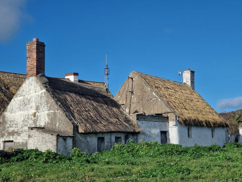 Is there anything quite like a beautiful thatched cottage?🏡💚 📍Clogherhead, County Louth 📸Brenda Harris #FillYourHeartWithIreland #ThatchedCottage #CountyLouth #CountryLiving #RuralRetreat #IrelandsAncientEast