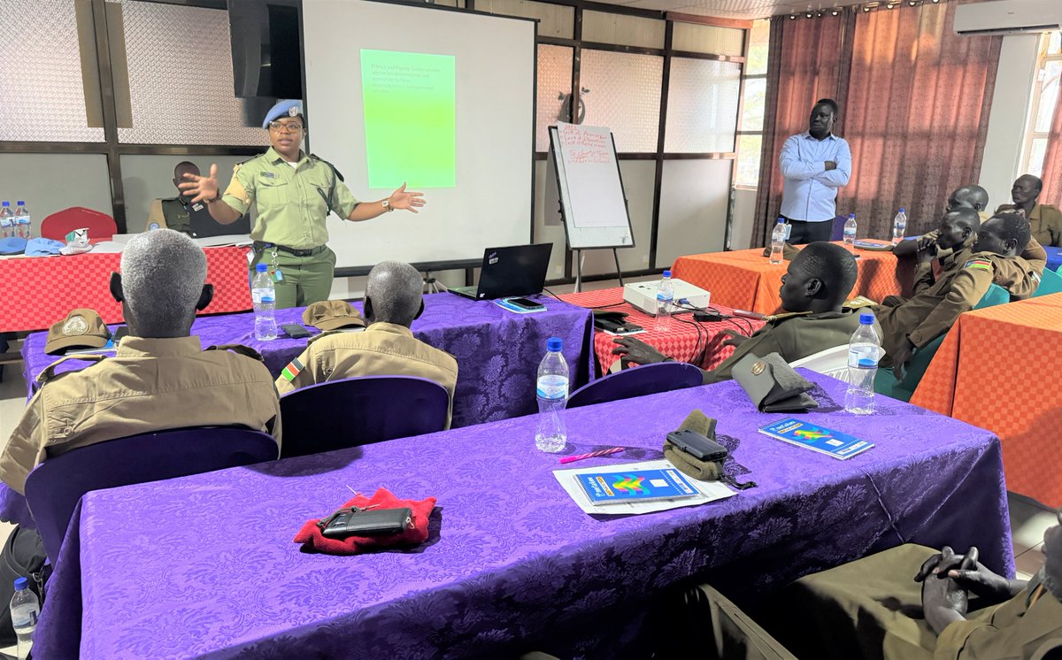 #PeaceBegins with partnerships 🤝🏾 Thanks to #UNMISS @UNPOL officers in Bor 🇸🇸, some 40 officers with the #SouthSudan National Police, including 23 👮🏾‍♀️women, received a three-day training on best practices & procedures in managing prisons + upholding detainee rights. #A4P