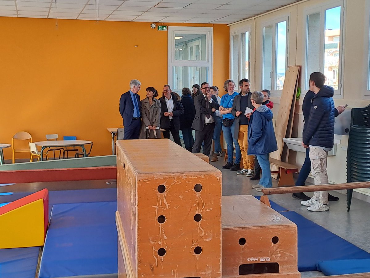 ARS_ARA_SANTE's tweet photo. #Autisme📍42 | Visite de l’#UEEA de l'Ecole de la Côte Durieux (Roche la Molière), 1ère unité ouverte dans le département en 2019🏫
🥼La Loire compte actuellement 3 #UEMA, 2 #UEEA, 1 #DAR et 4 #EMASco pour soutenir les parcours scolaires des enfants vivant avec un #TSA https://t.co/5vkBXUQFvP