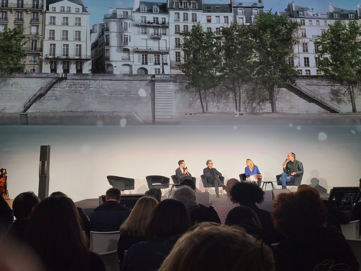 <a href="/mdefayet/">mathieu de fayet</a> (LVMH) : L'expériences hybride, c'est ajouter des pixels aux atomes et inversement. Avec la computer vision, les 2 dimensions se comprennent enfin, ce qui permet des expériences immersives sur une façade ou une vitrine et de s'affranchir des devices" #kif2024