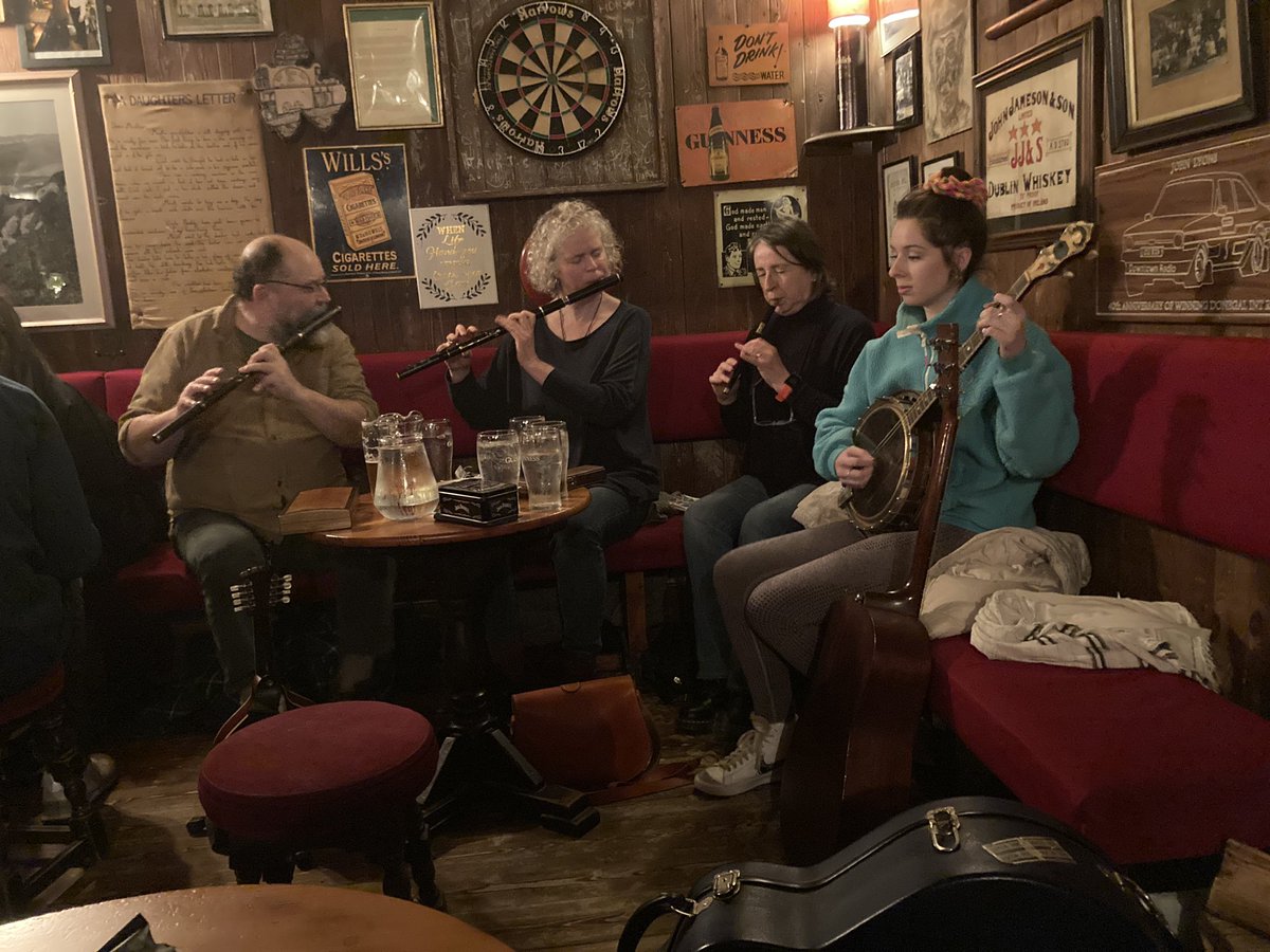 Lovely pint at @OldeGlenBarRest yesterday with great music by @claganmusic and friends.