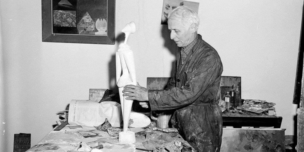 Today we are celebrating #𝗠𝗮𝘅𝗘𝗿𝗻𝘀𝘁, born today in 1891! _____ 📸: Max Ernst at work in his studio, date unknown #maxernst #ernst #surrealism #germanartist #modernism #dada #dadaism #painter #sculptor #printmaker #graphicartist #poet #arnoldnewman #modernart #birthday
