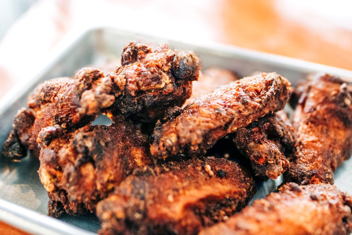 How do you like your #SmokedWings - sauced or dry-rubbed? 🤔 #warpedwing #warpedwinghuberheights #huberheights #huberheightsohio #ohio #chickenwings #smokedchicken