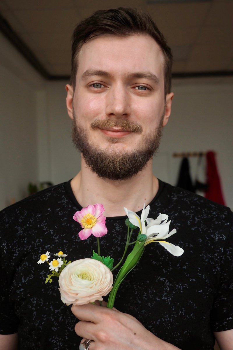 Привет, меня зовут Денис, и цветы на этом фото никогда не росли, и не зацветали. И они никогда не завянут.

Потому что они ненастоящие, их сделал я сам. Хотите узнать, как?
Ниже будет небольшой тред про это.

1/7