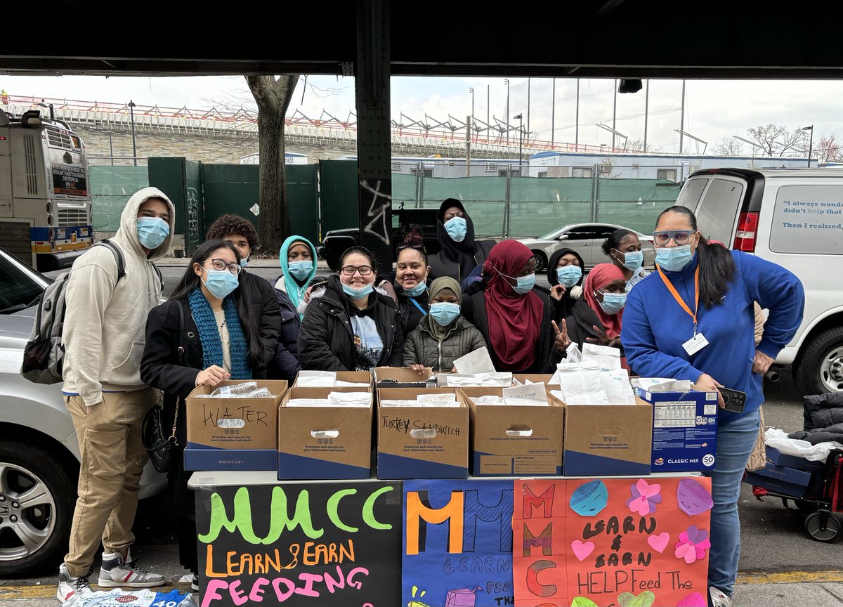 Our Learn & Earn students recently learned about food insecurity and homelessness in the community and participated in packing and distributing sandwiches, fruit, and water in front of the Jerome Avenue Men's Shelter in an effort to show love & support! #DYCD @NYCYouth