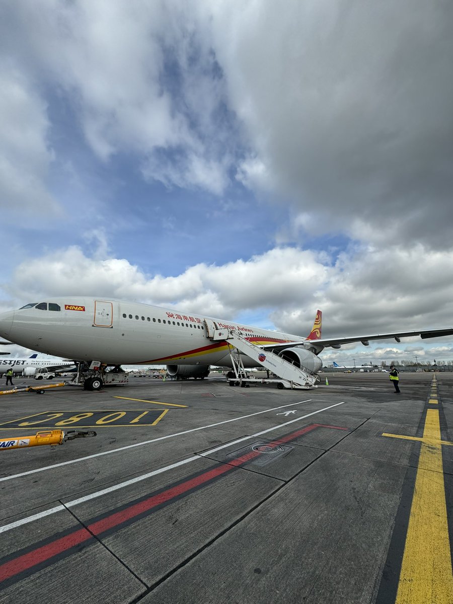 Say hi to the return of Hainan Airlines 👋 Hainan Airlines resumes direct flights from Dublin to Beijing. From April 2, direct flights will operate two times a week and from June will operate four times a week. For more info ⏩ dublinairport.com/latest-news/20… #DUBWelcomeBack