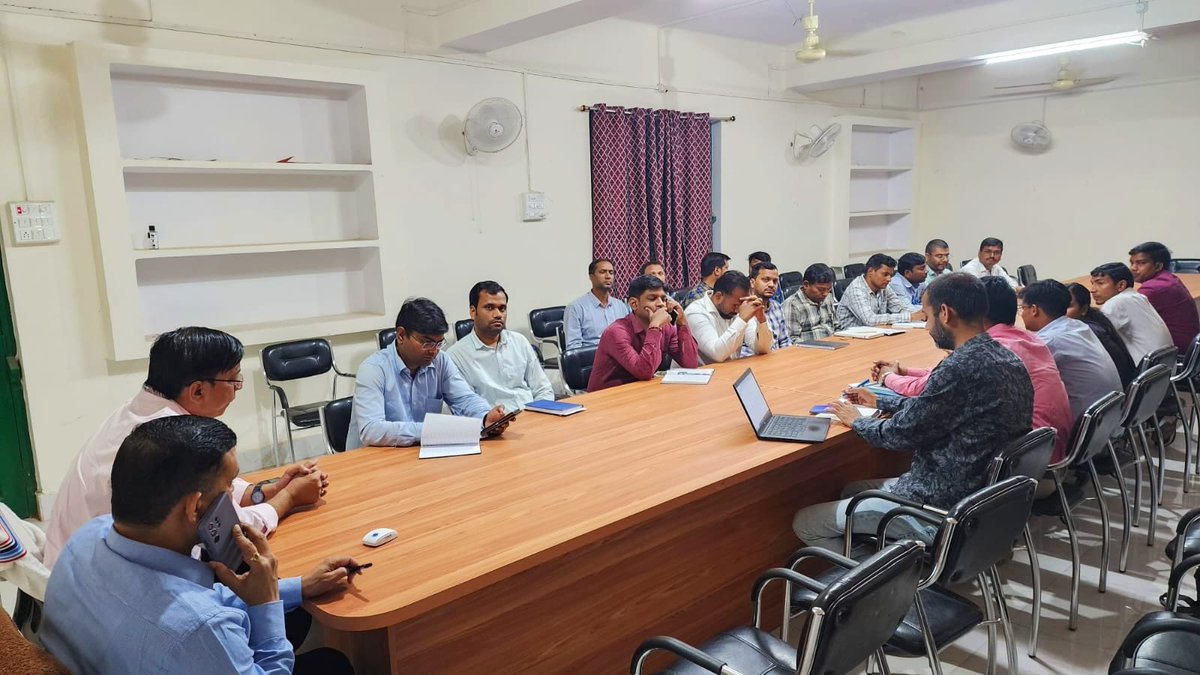 Following the directive of CMD Shri @sanjeev_hans97, IAS, Sr Protocol Officer Shri @KhwajaJamal1 held a meeting to deliberate on ways to speed up Smart Prepaid Meter installation in Gaya Circle. Now on AEEs & JEEs will assist installers to ensure seamless service for consumers.