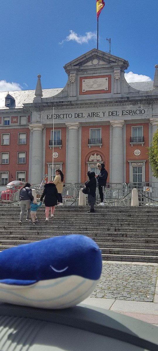 Ceetina, la intrépida mascota del CEET, se encuentra ahora en un lugar de gran significado en Madrid. Desde su posición privilegiada, Ceetina observa la majestuosidad de esta emblemática estructura.