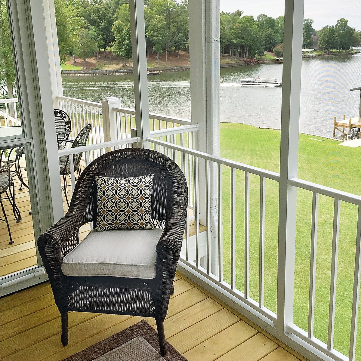 AFCOColsRails's tweet image. Considering a screen enclosure on your deck? Aluminum AFCO-Rail Series 110 Screen Rail allows for a flush mount of the rail against screen panels. #structureandstyle