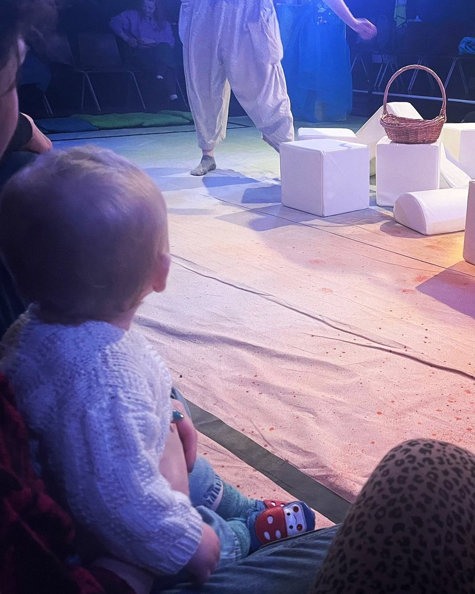 Gorgeous morning introducing Dora to some slightly smaller puppets than she’s used to @littleangeltheatre 

#puppets #puppetry #theatre #theatreforyoungaudiences #supportthearts