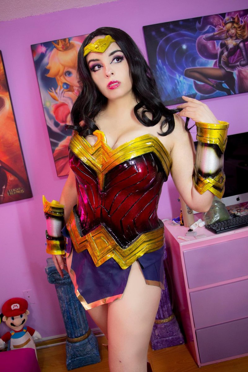 Ojalá esta semana ya le pueda tomar fotitos a este #cosplay de Wonder Woman 📸🏛️ ¿Quién es su #waifu superheroina? Los quiero de aquí a Temiscira 🥰❤️