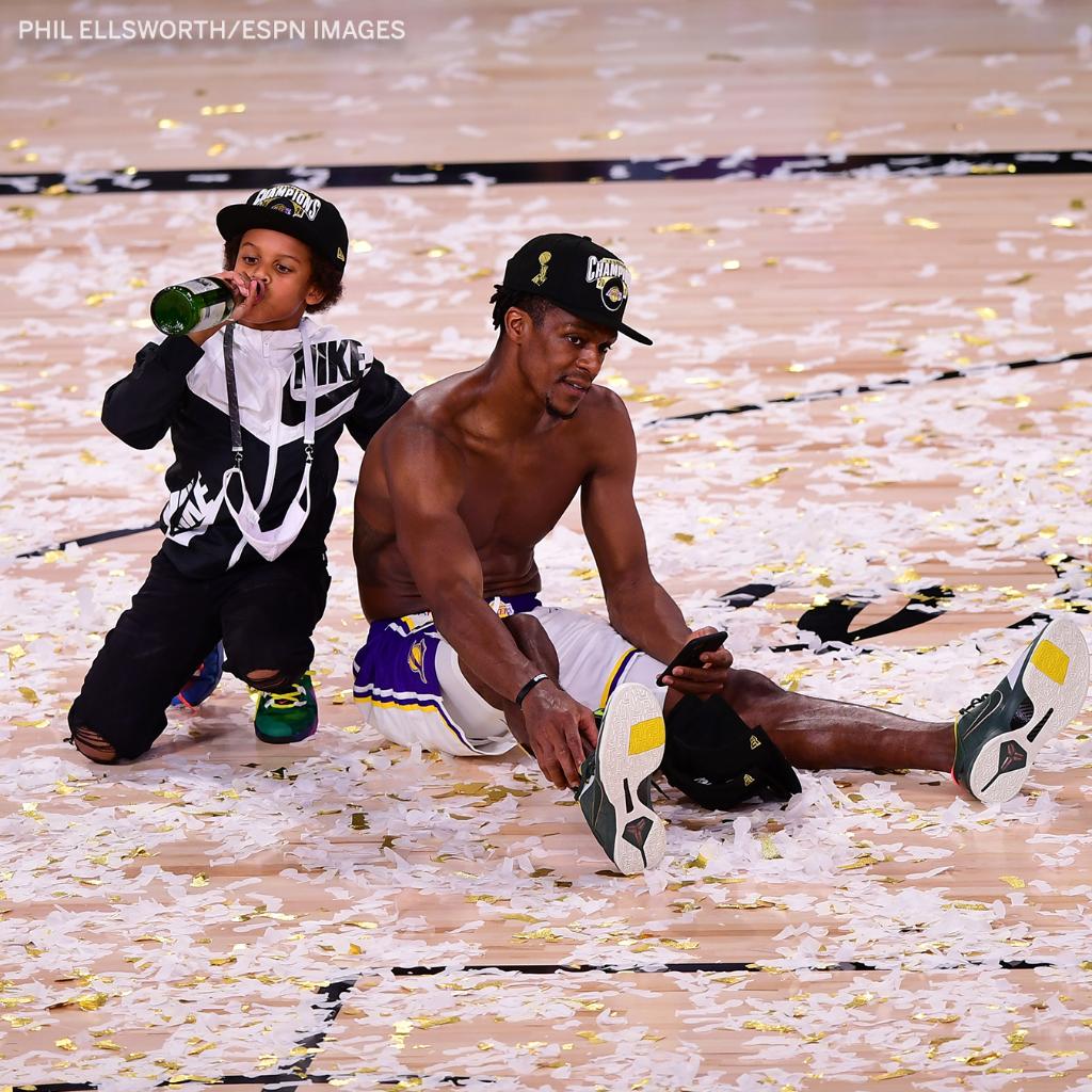 camisa_23's tweet photo. Sempre bom relembrar uma das fotos mais f*das da NBA!

Rajon Rondo e seu filho, após ter sido campeão! 🤣🍾🔥 https://t.co/PZ992kudBN